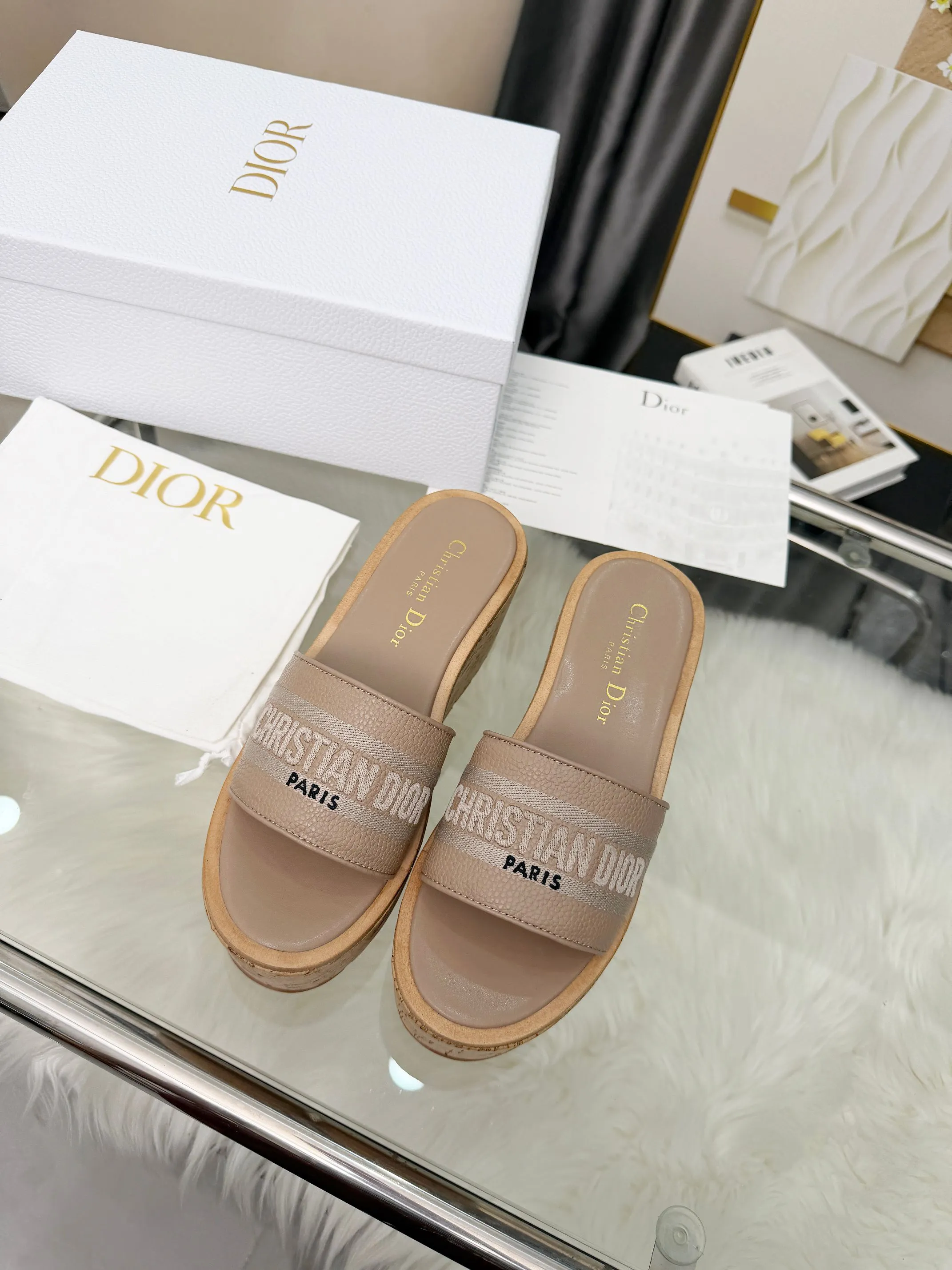 👟👟Ex-factory price 440👟👟 Dior Dior〰️Dway thick-soled wedge sandals✔️This thick-soled sandal is fashionable, casual and highly recognizable. The inspiration is cleverly combined by D's main designer into the perfect shoe shape. Paired with brand buckles, it is even more fashionable! Original version, perfect and exquisite workmanship!  Upper: pebbled leather + electric show code number; 35-39 (40-41 customized)